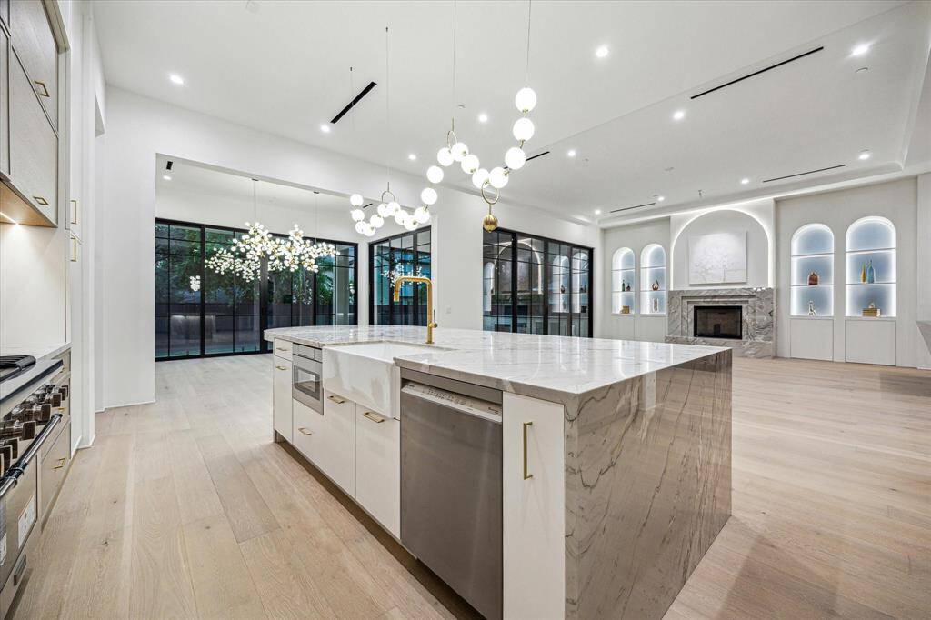 Another variation of natural stone Brazilian Quartzite with Blue Star coloration forms the vast Kitchen island.