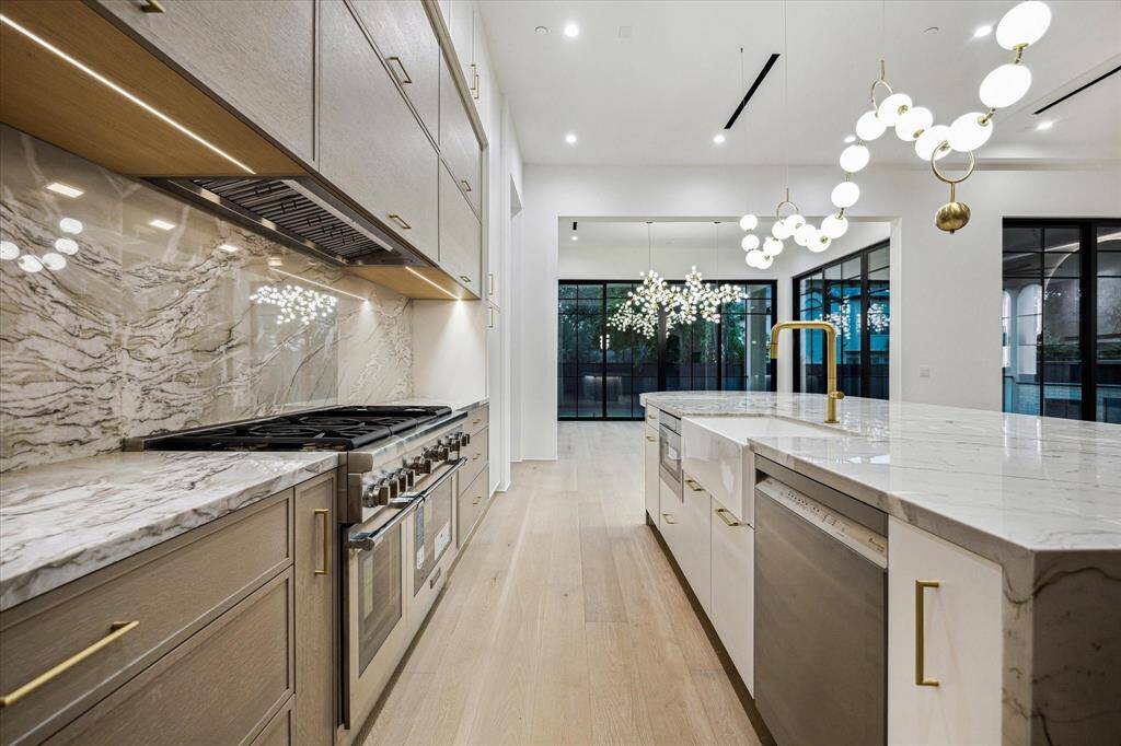 The 48 inch Thermador gas range has six burners as well as a center griddle. Below are the double ovens.