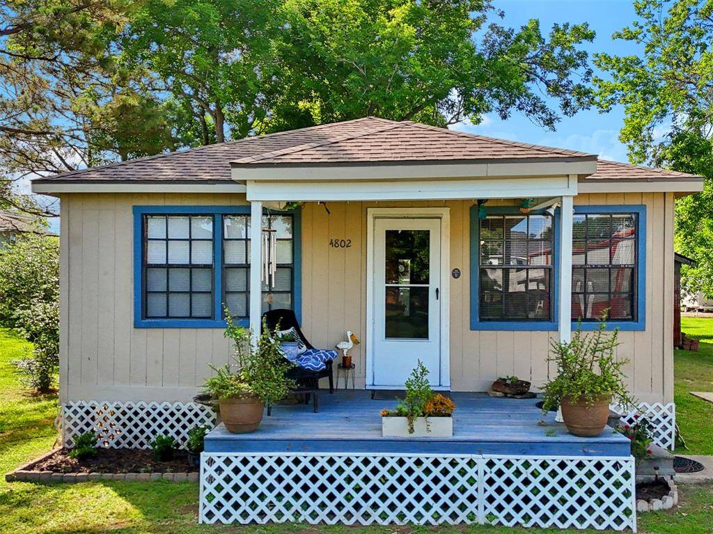 Welcome to 4802 Louise Street in El Jardin in Seabrook!