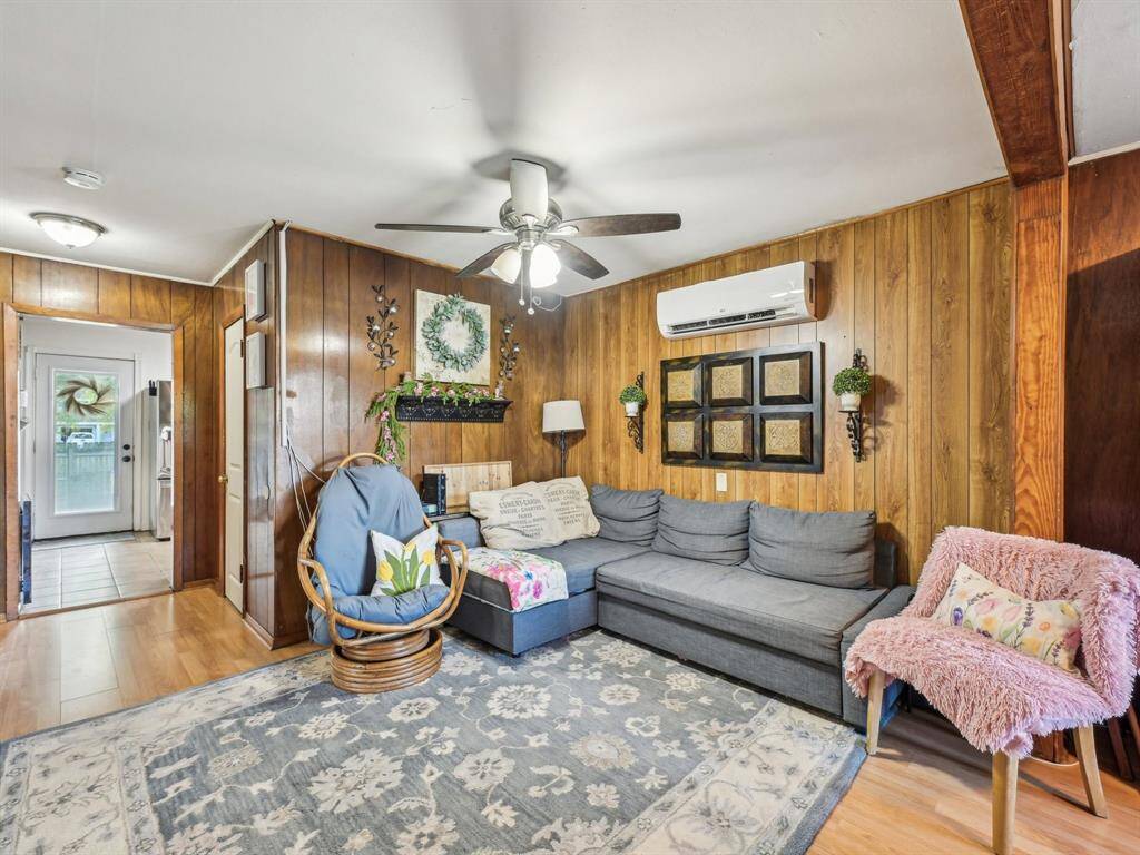 Ceiling fans ensure the air is always circulating here!