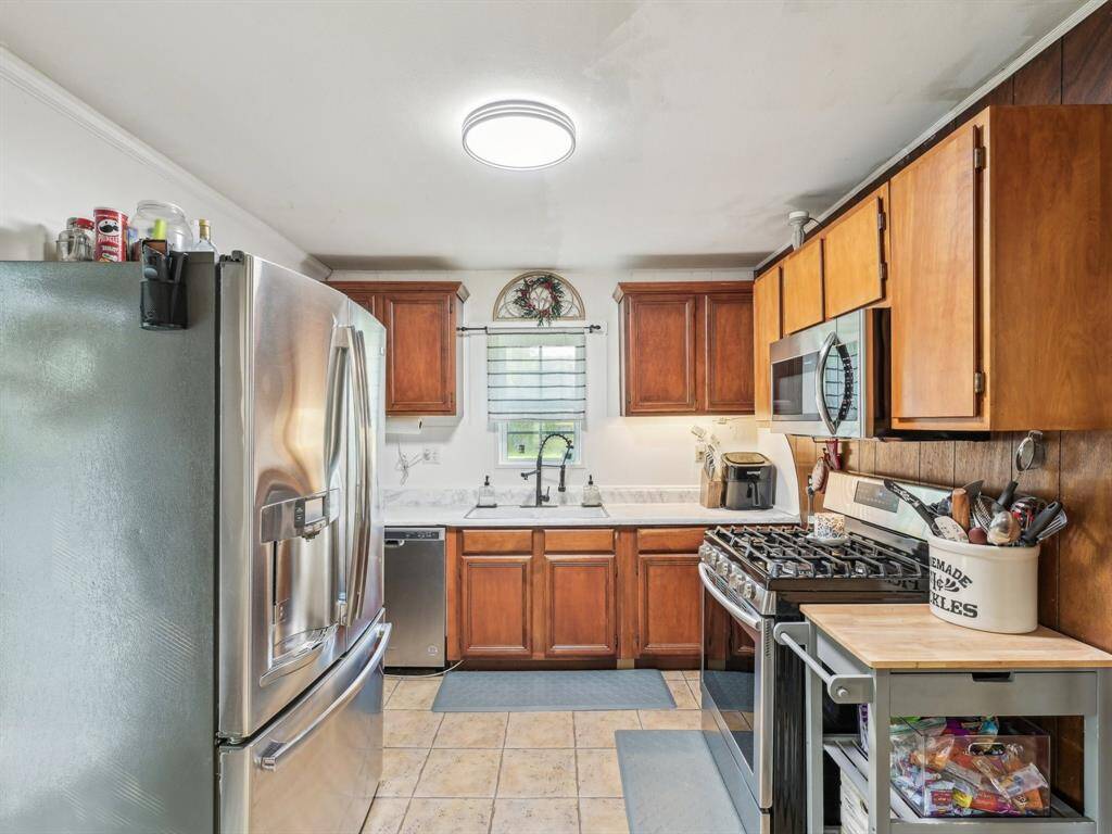 This Kitchen provides ample cabinetry and counter space.