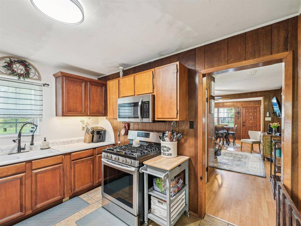 Who doesn't love cooking on a gas stove? Tasty meals will be enjoyed by all who eat here!