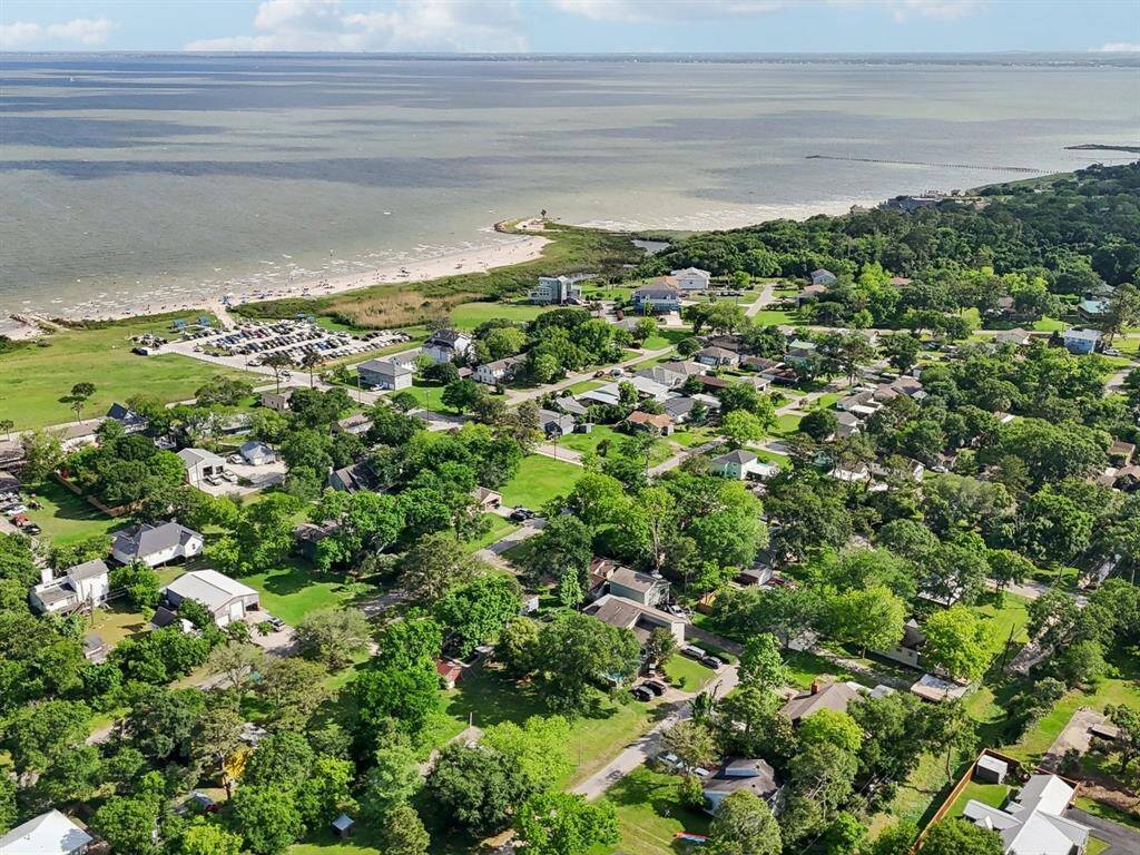 El Jardin has a beach and a park! Enjoy coastal living here!