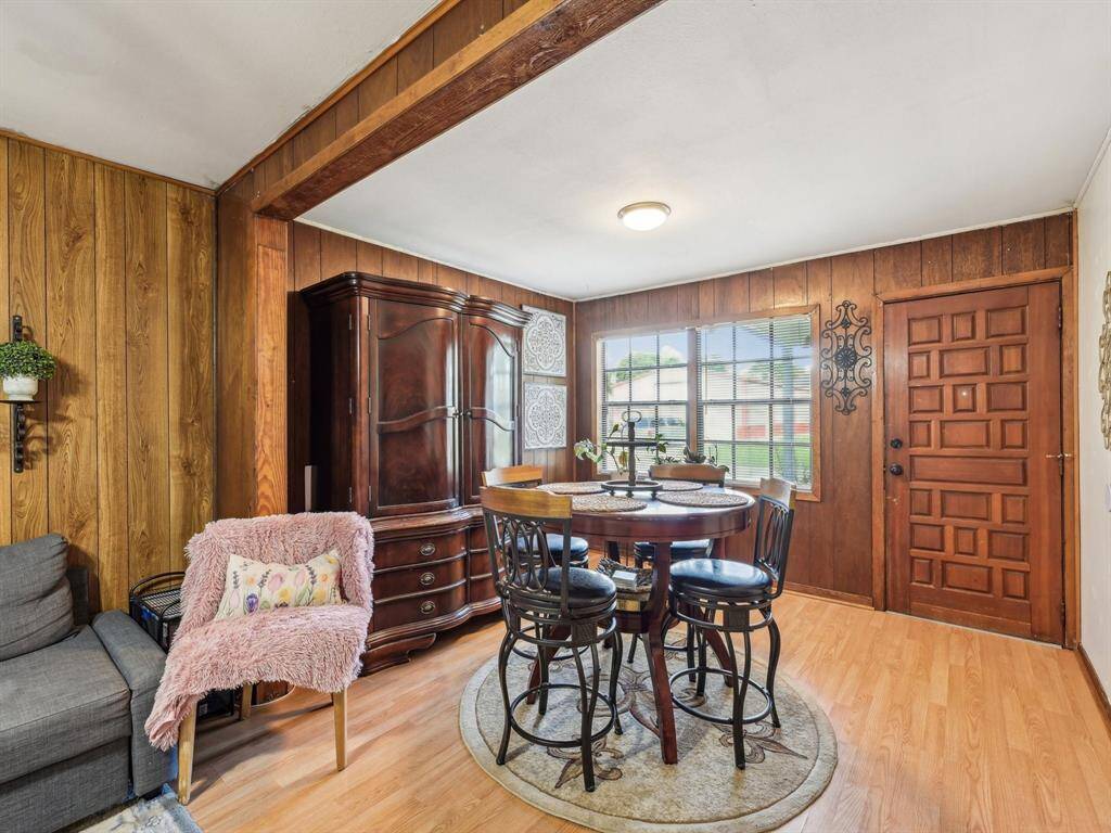 As you enter, notice the laminate flooring in the Dining area!
