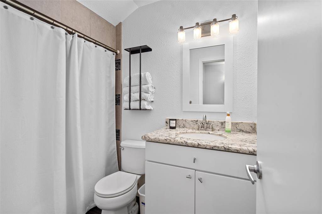 Upstairs full bath.