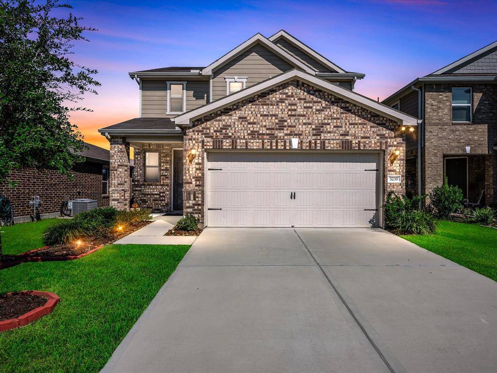 Charming Katy Manor 2-Story, 3 large bedrooms with a spacious downstairs living area!