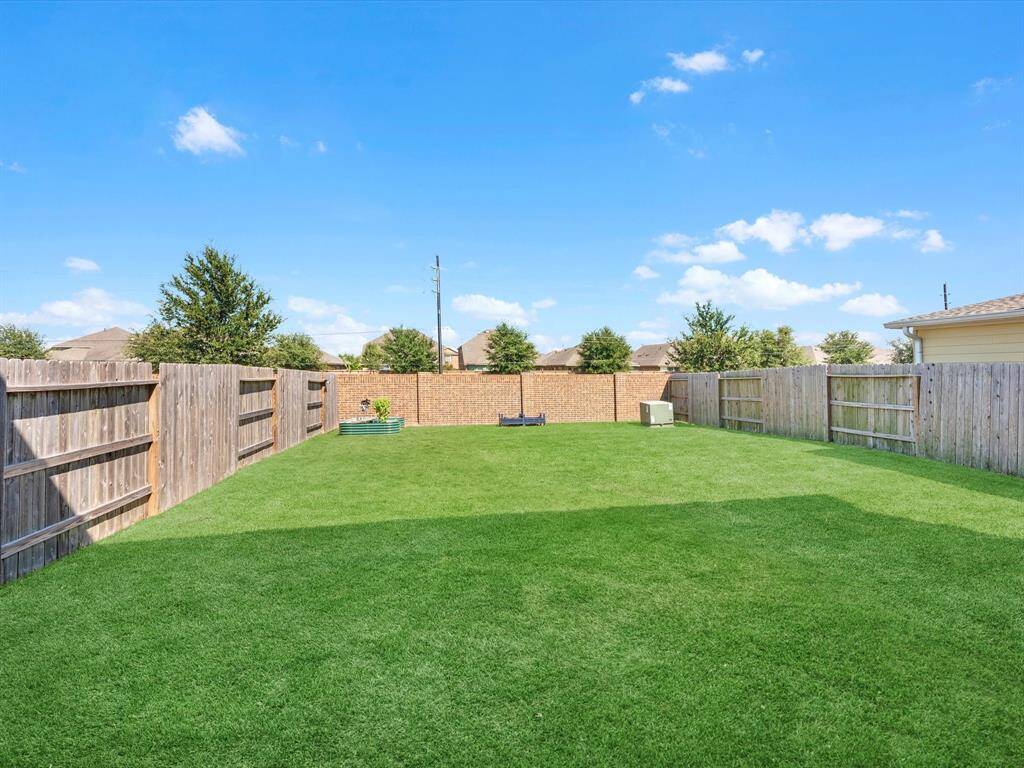 Private backyard w/ no rear neighbors