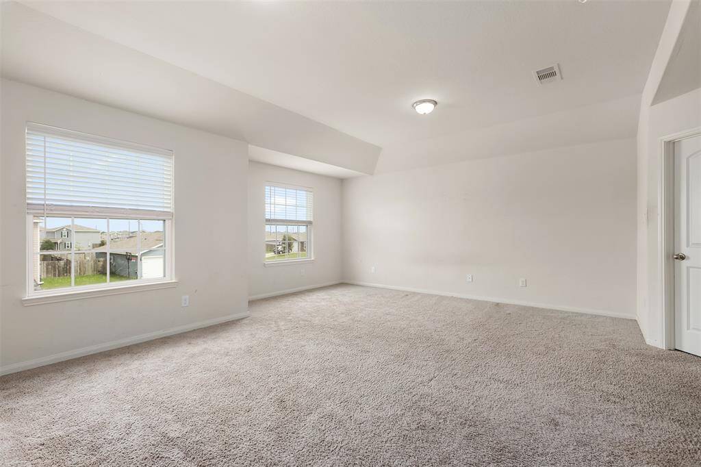 OVERSIZED PRIMARY BEDROOM