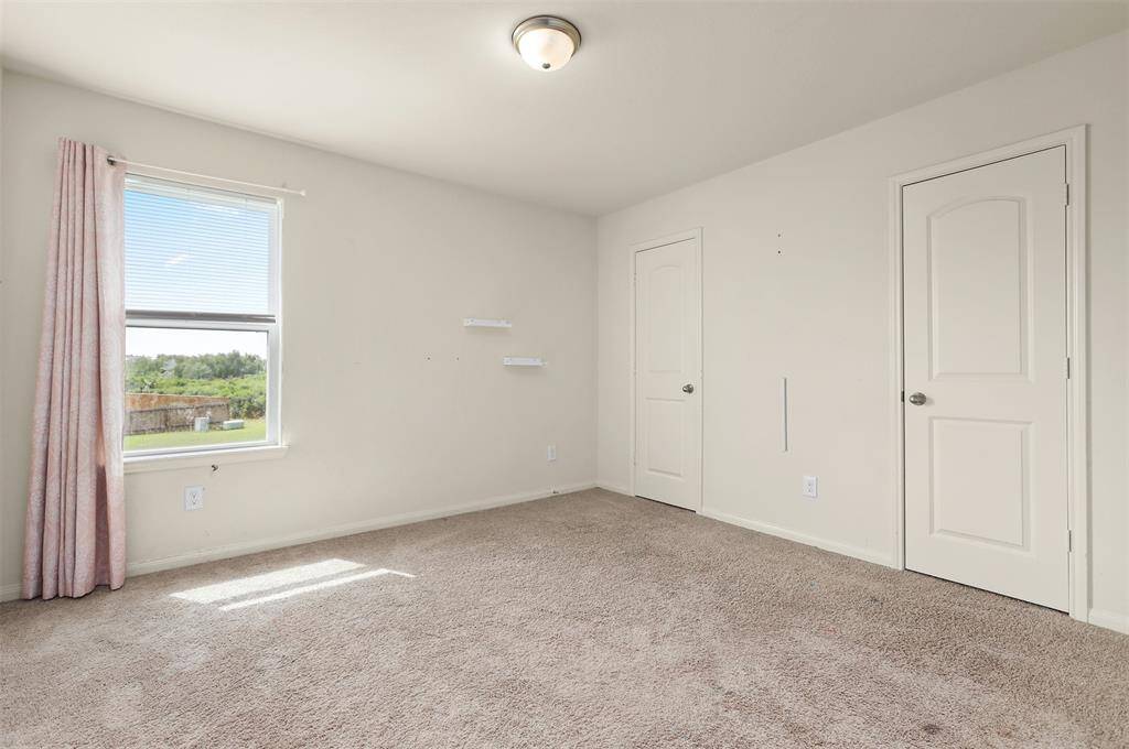 LARGE SECONDARY BEDROOM WITH NATURAL LIGHT