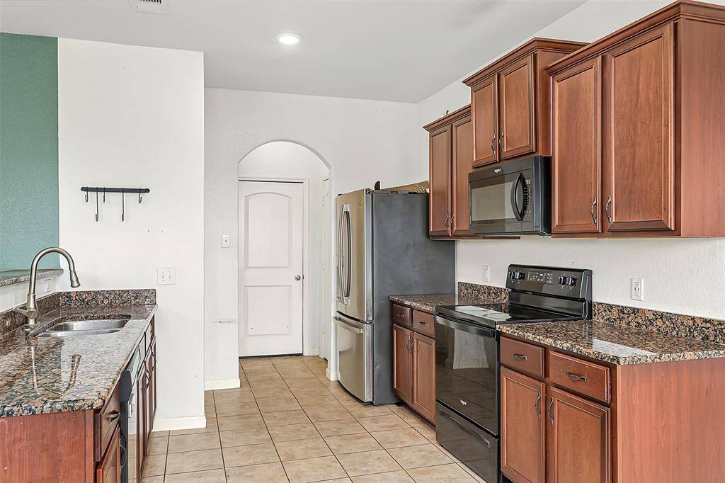 SPACIOUS KITCHEN WITH ACCESS TO GARAGE