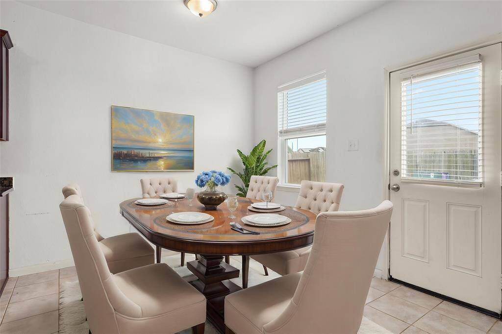 VIRTAULLY STAGED DINING AREA OPEN TO KITCHEN