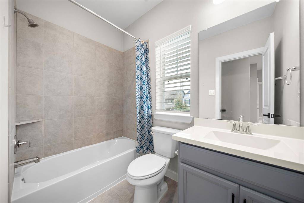 2nd Floor - Secondary Bath