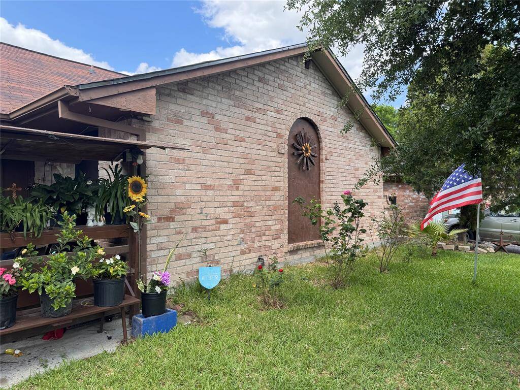 Nicely kept front yard