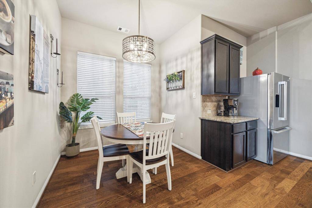 Start the day peacefully with your favorite meal and cup of java in the breakfast nook with coffee counter.