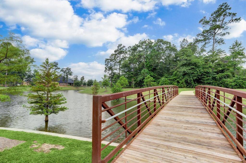 A true oasis, the park area within Harper’s Preserve has winding waterways and bridges for a morning or afternoon stroll.
