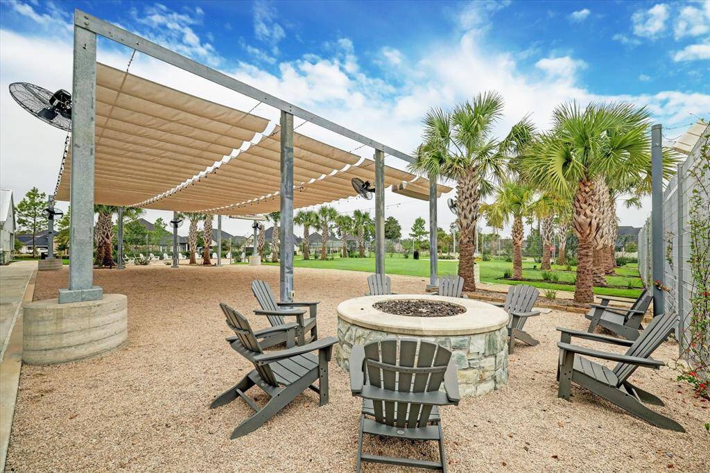 Gather for a picnic at Lake Palmetto Park, part of the neighborhood offerings.