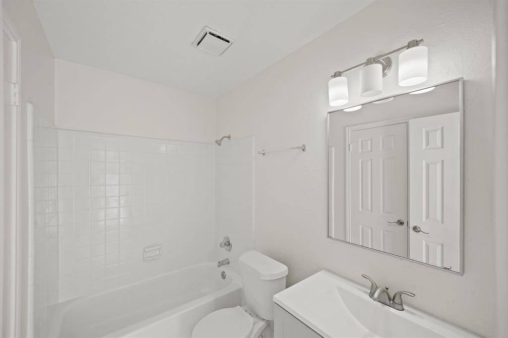 Secondary full bathroom