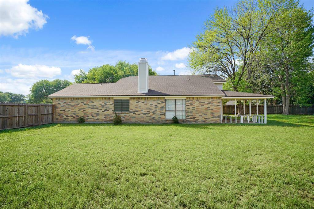Large backyard great for entertaining