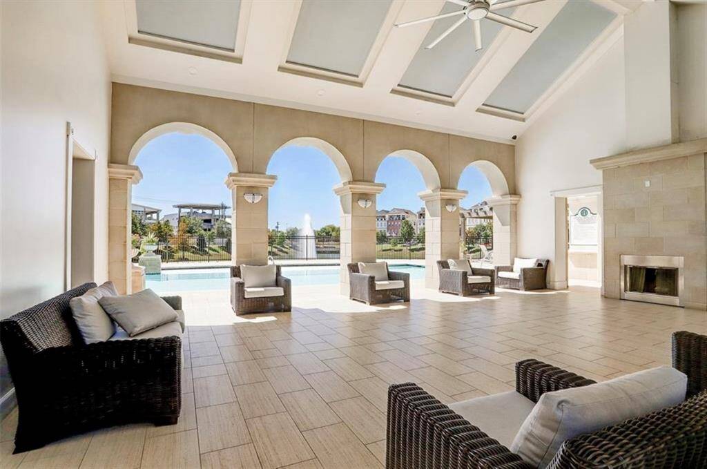 Somerset Green covered outdoor living by the pool