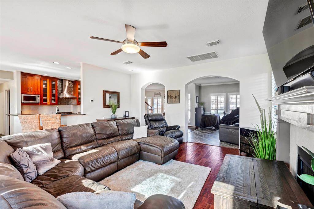 Spacious family room seamlessly connected to the kitchen.