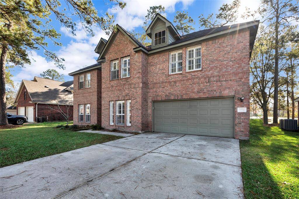 Spacious double-wide driveway with a 3-car tandem garage.
