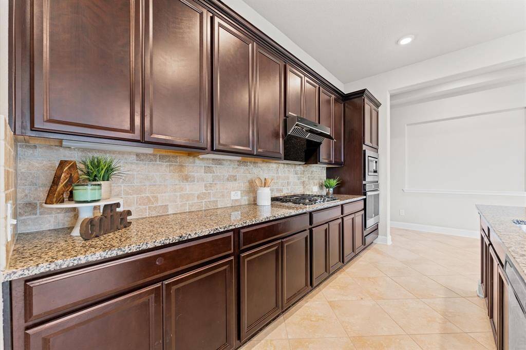 A stylish tile backsplash adds a touch of sophistication, beautifully complementing the space.