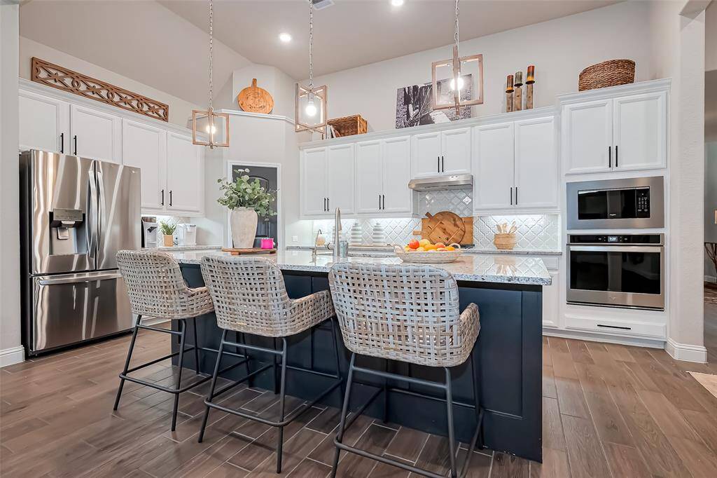 Extra dining space at the large kitchen island