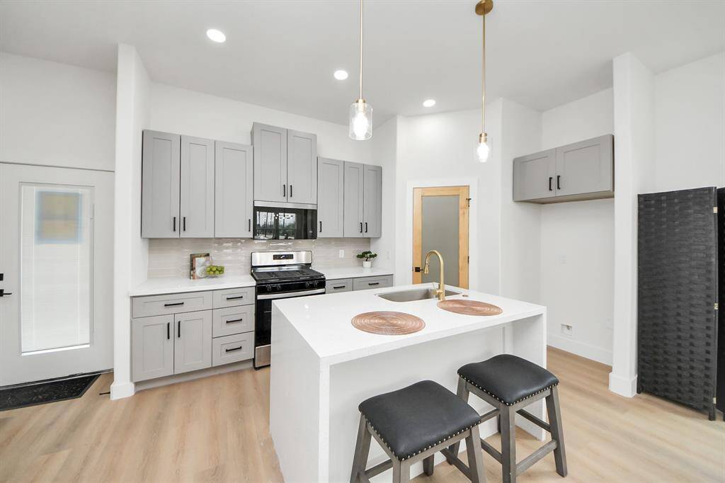 Waterfall kitchen island - similar floor plan to 8821 Edgar Street
