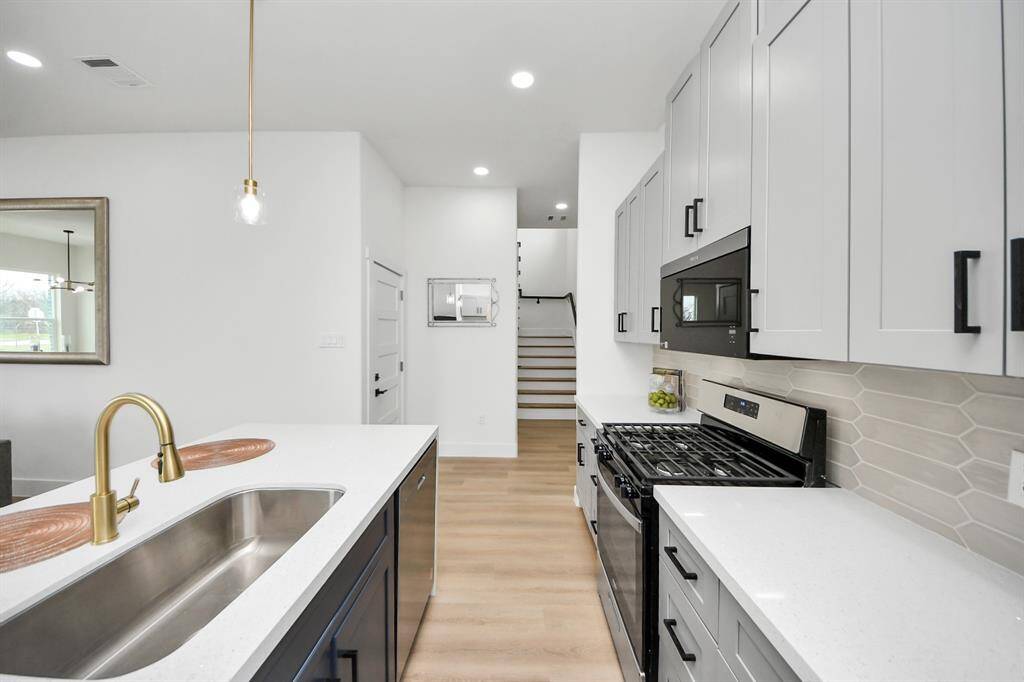 Stainless steel appliances - similar floor plan to 8821 Edgar Street