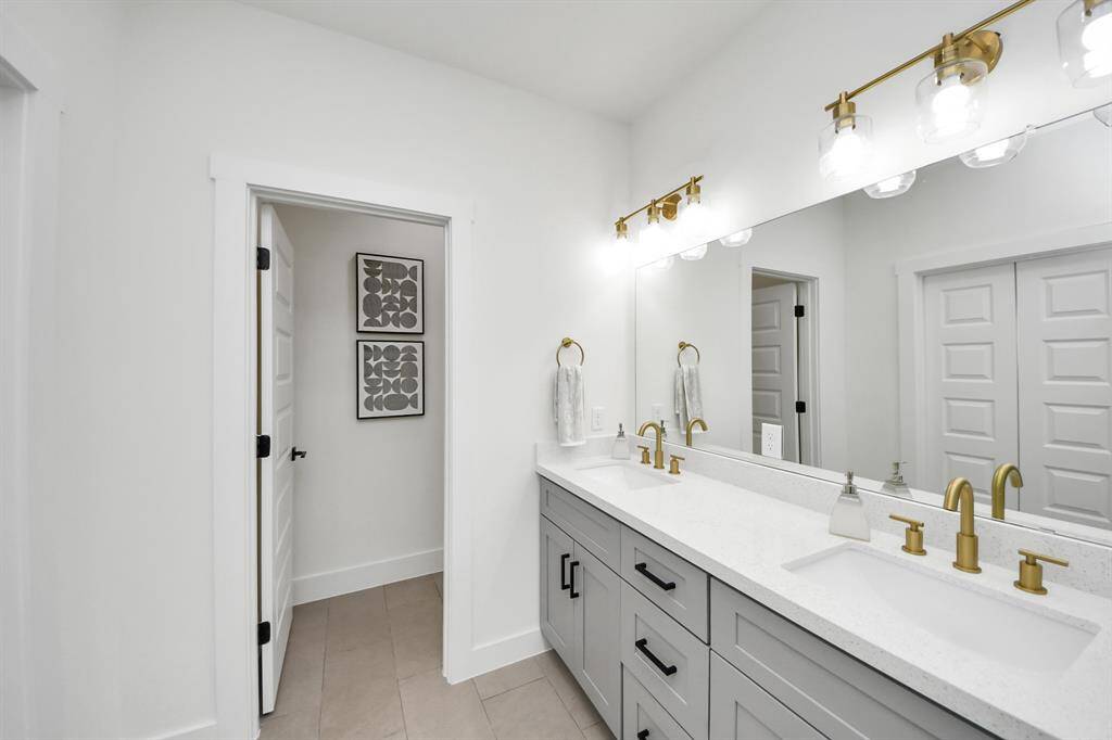 Double sinks - similar floor plan to 8821 Edgar Street