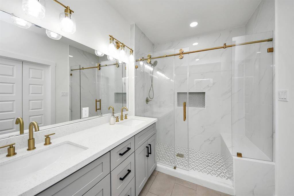 Shower - similar floor plan to 8821 Edgar Street