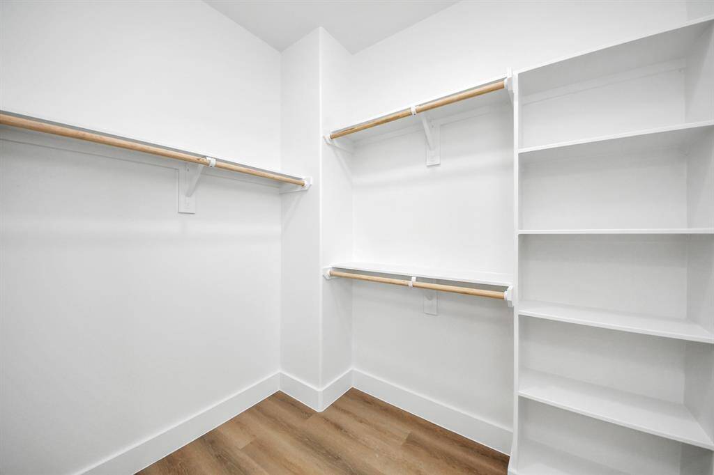 Walk-in closet - similar floor plan to 8821 Edgar Street