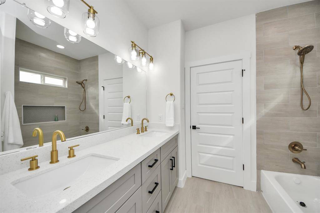 Jack and Jill bathroom - similar floor plan to 8821 Edgar Street