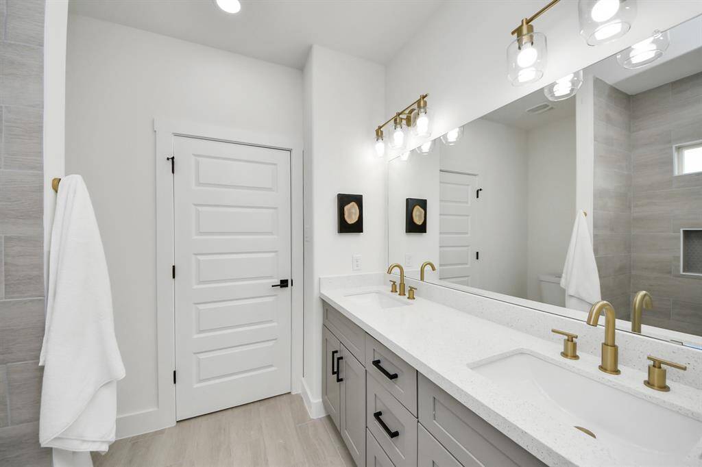 Double sinks - similar floor plan to 8821 Edgar Street