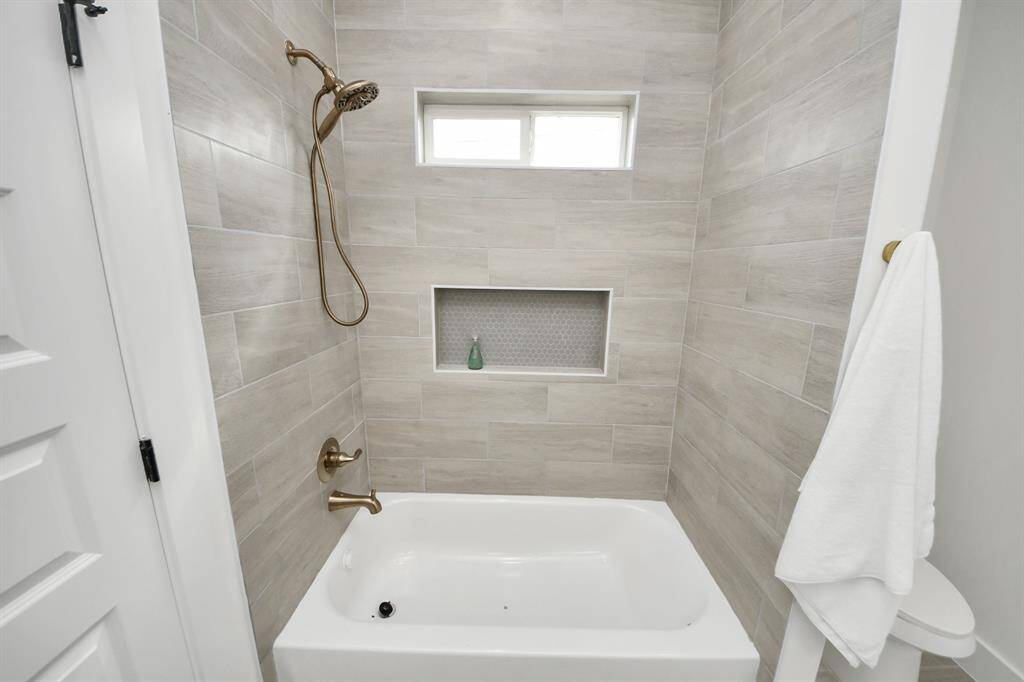 Tub and shower combo - similar floor plan to 8821 Edgar Street