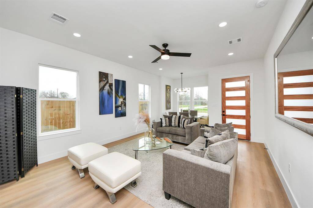 Living room - similar floor plan to 8821 Edgar Street