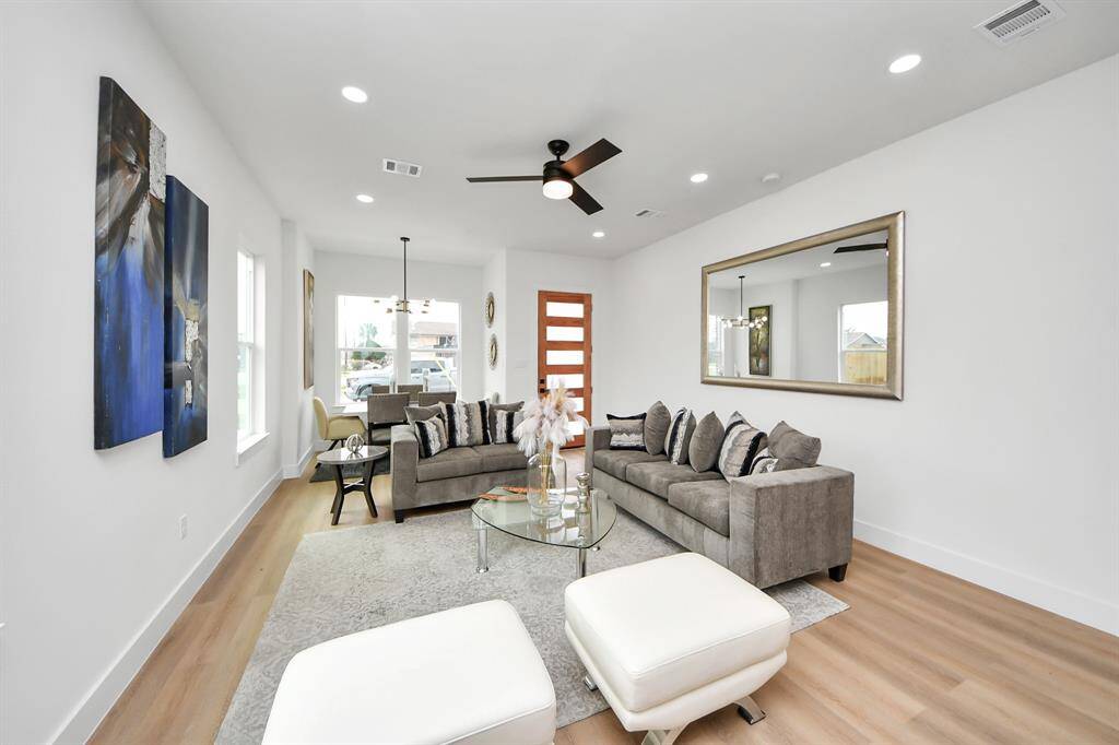 Living room - similar floor plan to 8821 Edgar Street