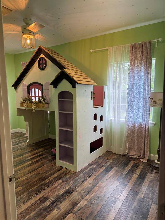 Extra large guest room room with lots of  windows