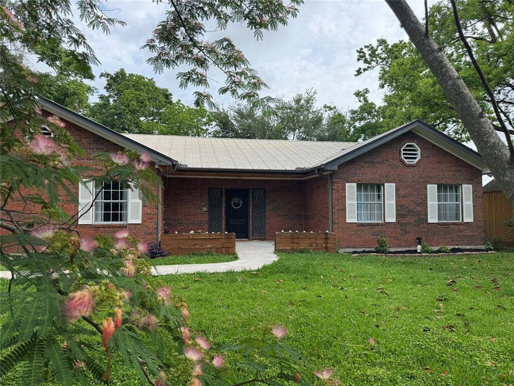 2752 sf per appraisal district of living space.