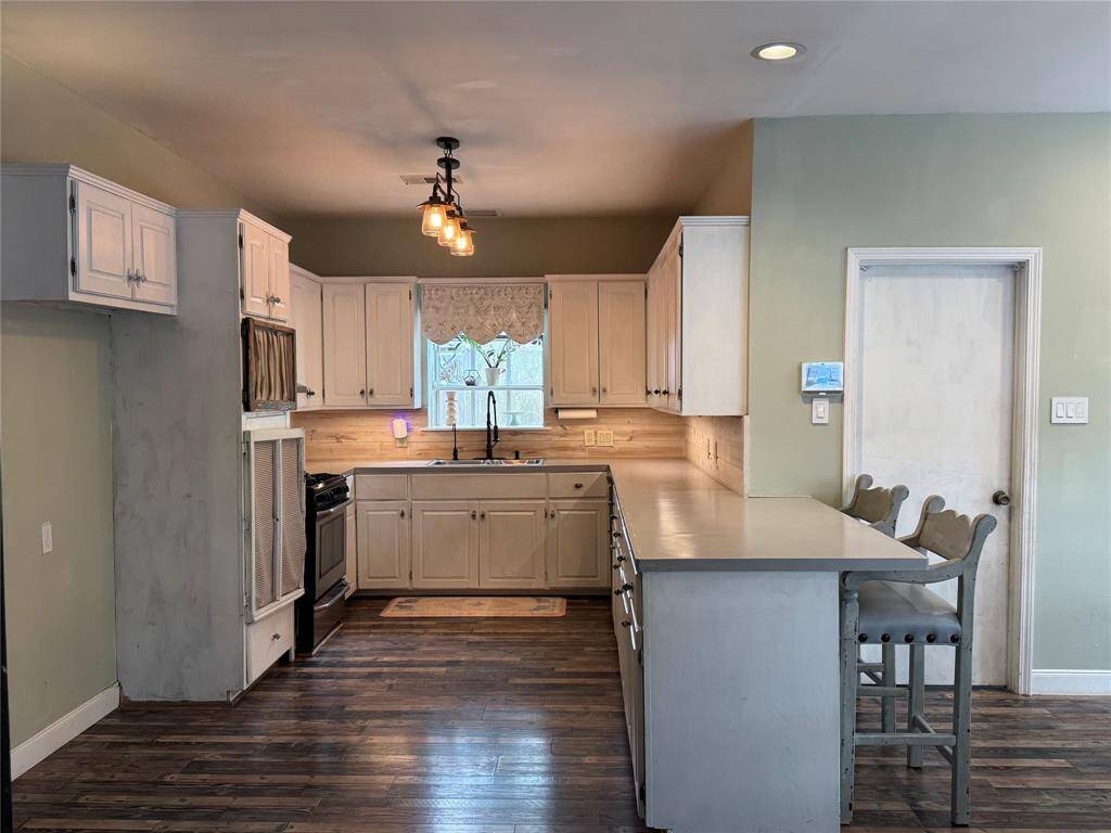 Kitchen with breakfast bar. Gas range.