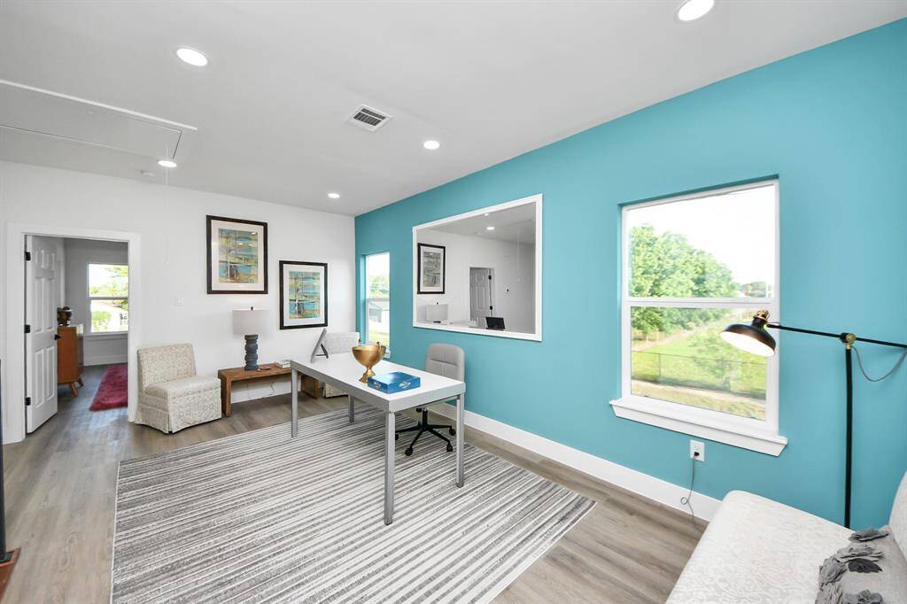 Office area / Game room
