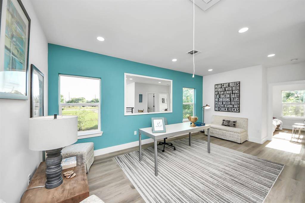 Office area / Game room