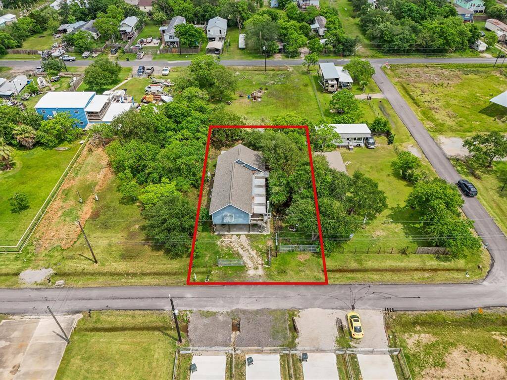 Large, fully fenced in lot with empty lots on both sides, & no back neighbors.  Lots of privacy!  Since there is no HOA, the possibilities are endless!
