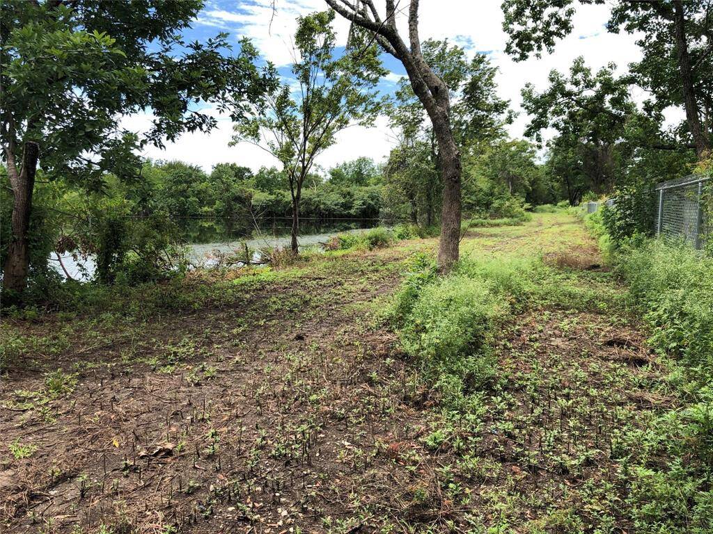 Just minutes from the city – great location for development!