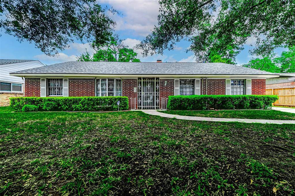 Classic beauty with endless potential! The charming front façade features updated landscaping, new roof, fresh fencing, and mature tree canopy for shade and privacy. A picture-perfect first impression in an ideal Houston location close to major amenities.