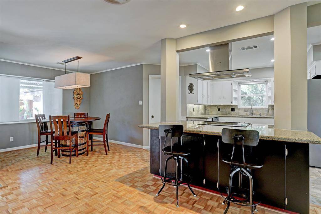 Beautiful island cooktop