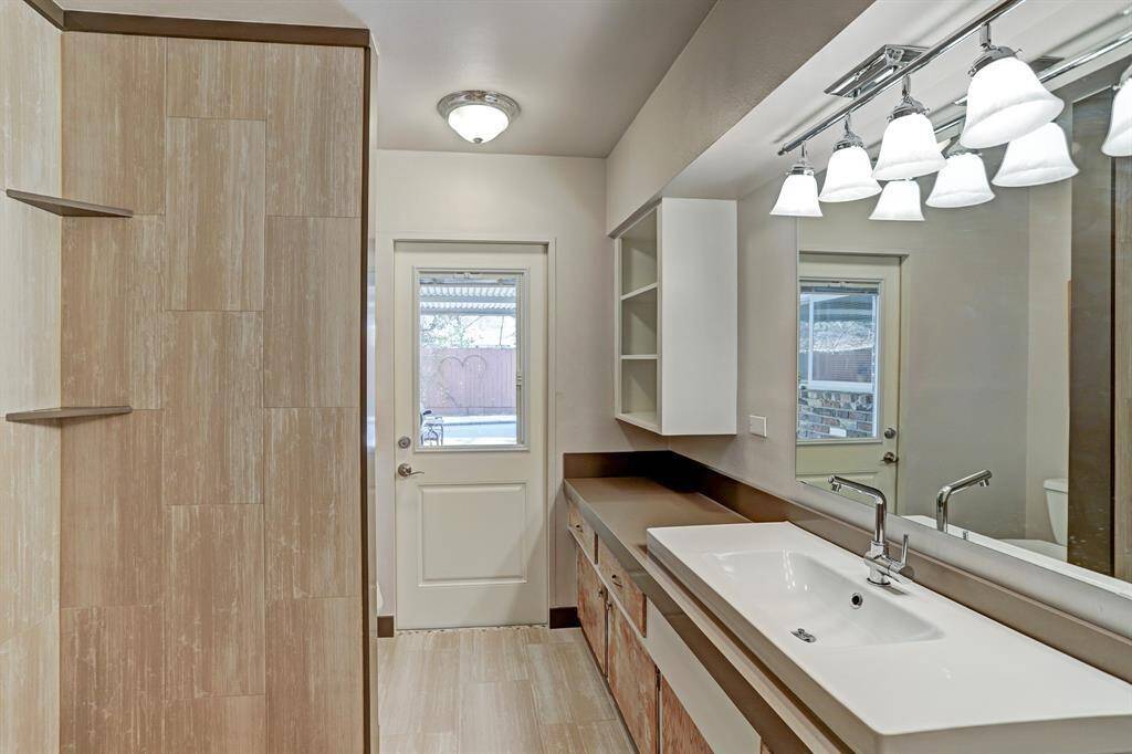 Hall bath with access to the pool so guests can shower