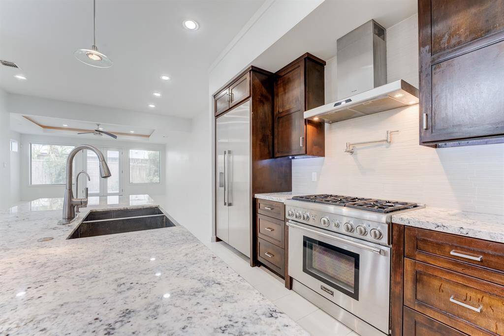 Ample natural light from large windows, creating an inviting and functional cooking space.