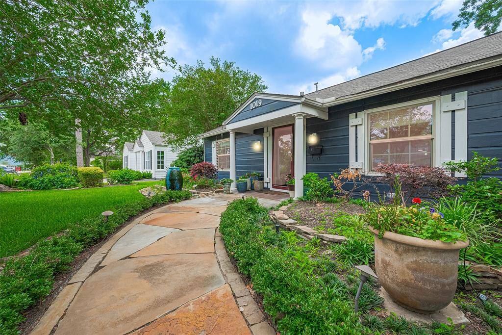 Front yard is adorned with several gorgeous plants, a Crepe Myrtle tree and fountain that stays with the house.