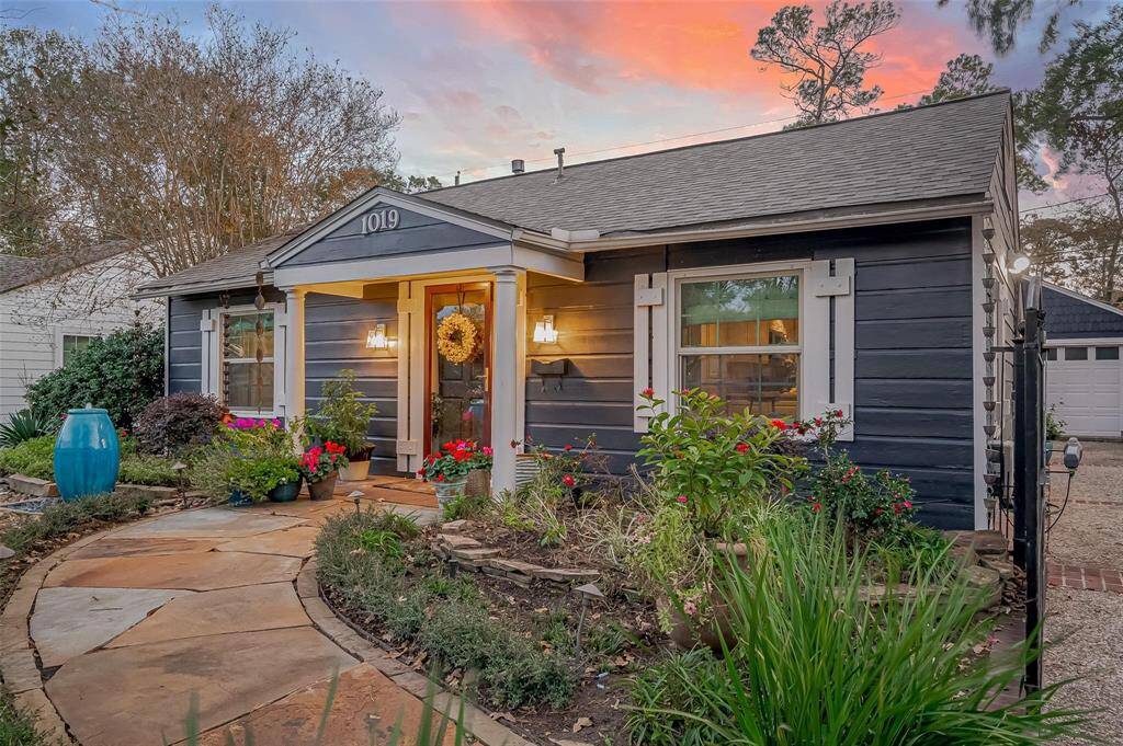 Automatic driveway gate to your right gives the ultimate privacy.